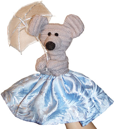 Вязанная кукла-перчатка. Мышка в юбочке и с зонтиком.
