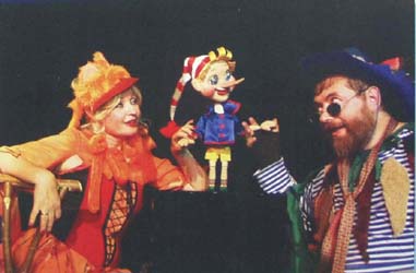 Фотография актеров спектакля – Лисы Алисы и Кота Базилио с куклой Буратино