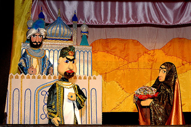 Спектакль по сценарию Олеси Емельяновой. Сцена из спектакля «Волшебная лампа Аладдина» в театре кукол города Находки.