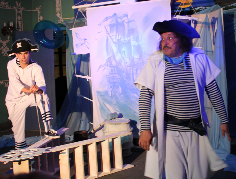 Фото сцены из спектакля «Пират Антошка»