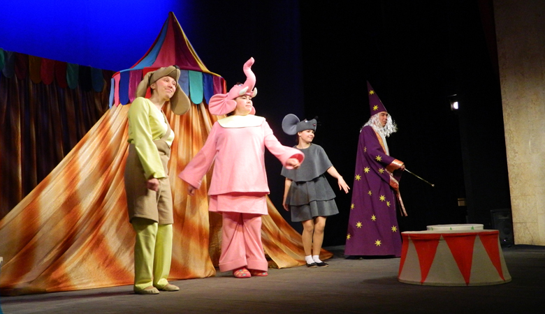 Фото сцены из спектакля «Театр розового слона»