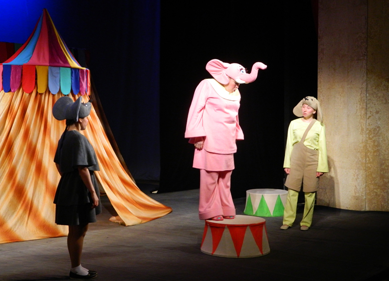 Фото сцены из спектакля «Театр розового слона»