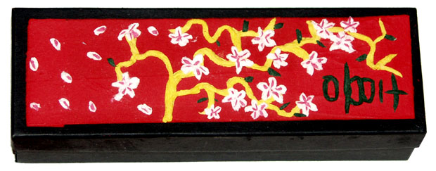 Покрытая лаком шкатулка, декорированная в японском стиле.